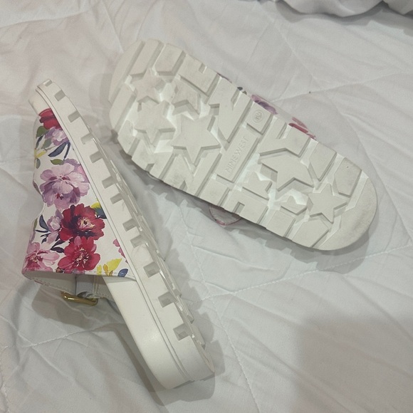 NEW Nine West Floral Buckle Sandals - White and Pink size 8 1/2 - Picture 3 of 6